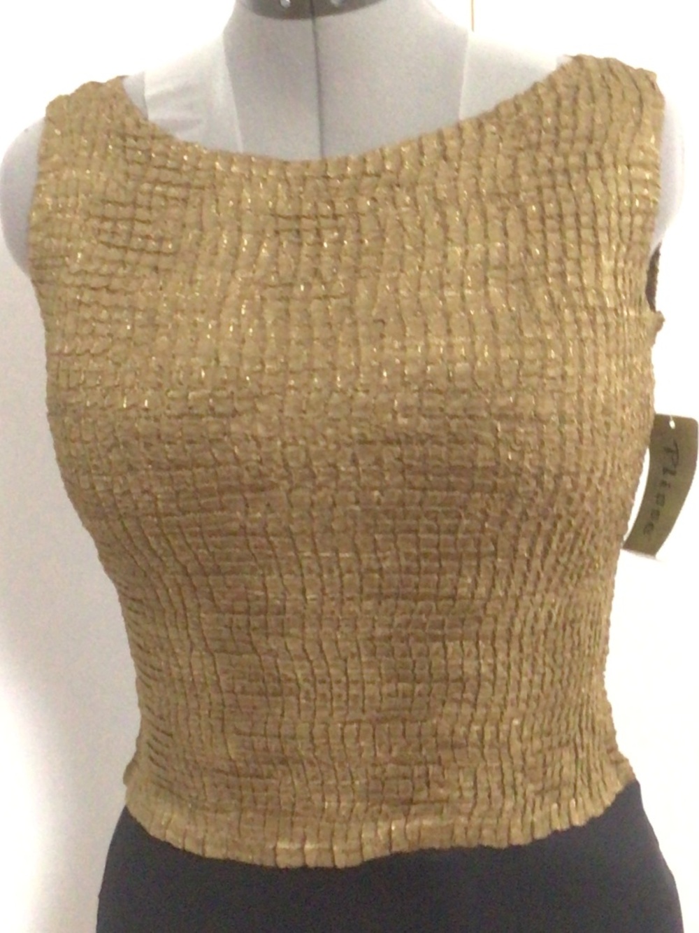 Plisse Scoop Neck Sleeveless Cropped Top